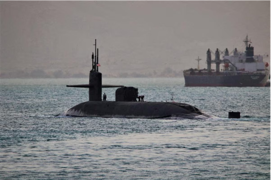 Imagem de abril de 2023 mostra um submarino da Marinha dos EUA no Canal de Suez, próximo ao Egito. EUA anunciaram envio de embarcação para defender Israel contra retaliação do Irã por morte de comandante do Hamas em Teerã