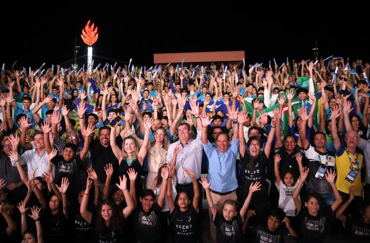 Todos juntos com as mãos para o alto: foto oficial da abertura já é tradição dos Jogos Escolares de MS