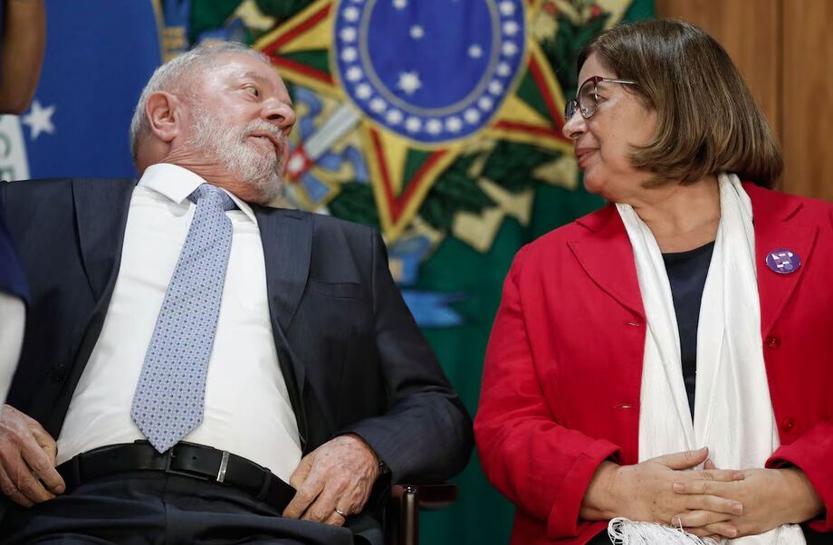 O presidente da República Luiz Inácio Lula da Silva durante cerimônia no Palácio do Planalto ao lado da ministra Cida Gonçalves