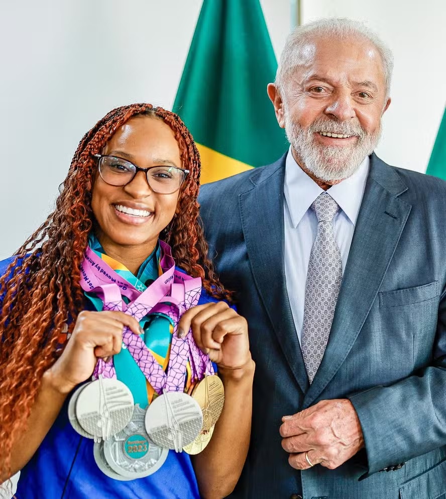 Lula parabeniza Rebeca Andrade pela conquista do ouro no solo nos Jogos Olímpicos.