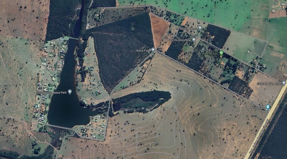 A barragem de uma represa privada no loteamento Nasa Park, em Jaraguari, rompeu na manhã desta terça-feira (20).