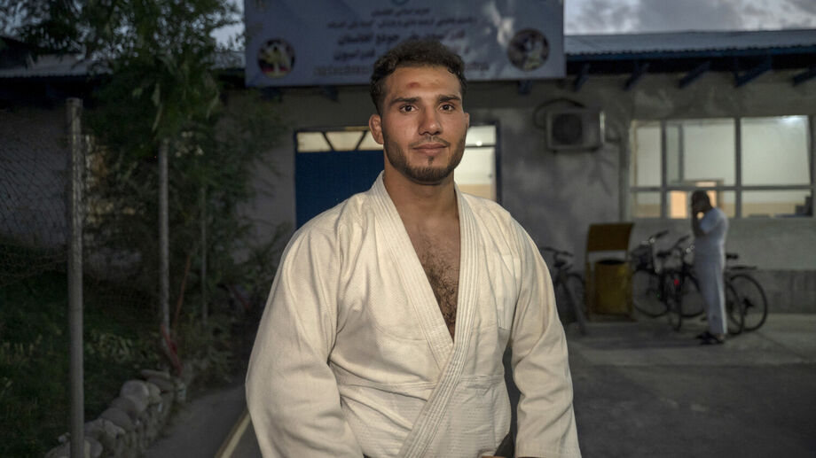 Mohammad Samim Faizad, do Afeganistão, testa positivo para estanozolol e é banido da competição; dois outros atletas já haviam sido suspensos antes das competições.