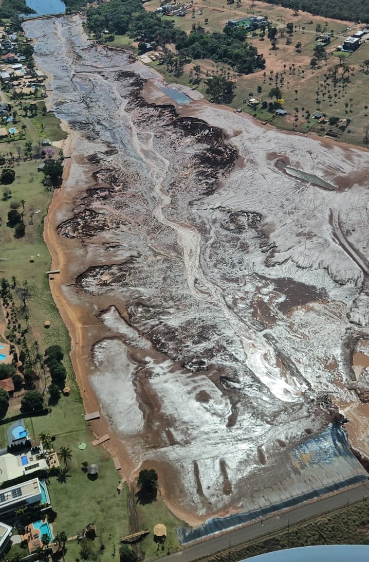 Falhas estruturais no lago do loteamento entre Campo Grande e Jaraguari resultaram no rompimento; danos ambientais estão sendo investigados.