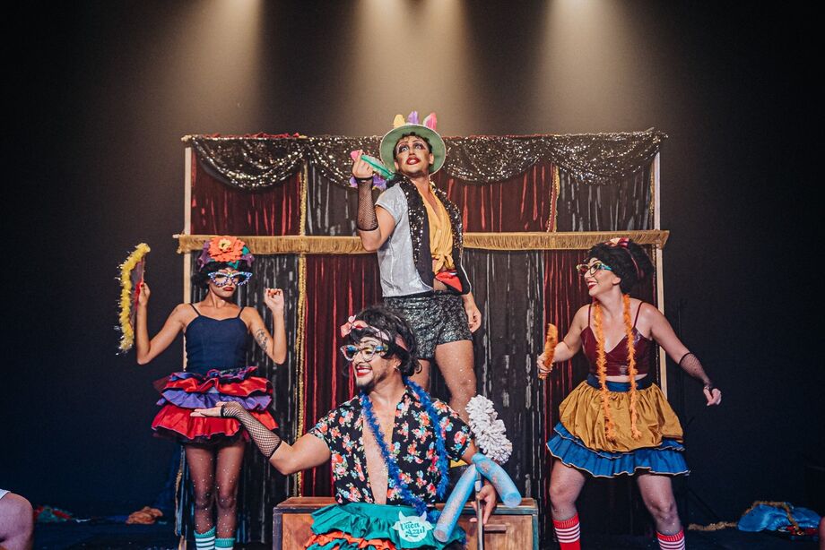 Teatro na quinta-feira com O Bem-Amado: No dia 29, o espetáculo O Bem-Amado revisita o clássico de Dias Gomes com uma abordagem irreverente e carnavalesca, trazendo humor e crítica política.