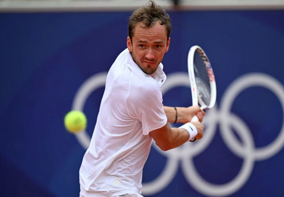 Daniil Medvedev é um dos atletas neutros individuais: não pode usar as cores russas e deve vestir uniforme branco monocromático