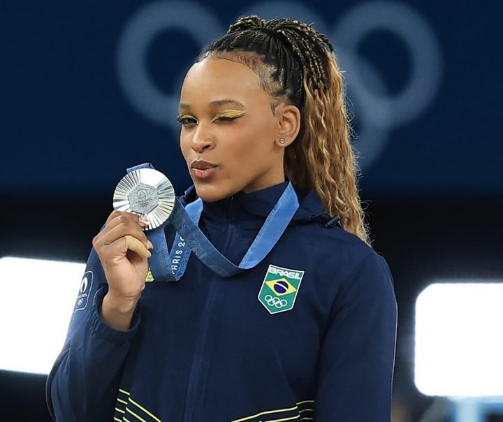 Prata no individual geral e bronze no geral por equipes, ela ainda tem mais três finais para disputar em Paris