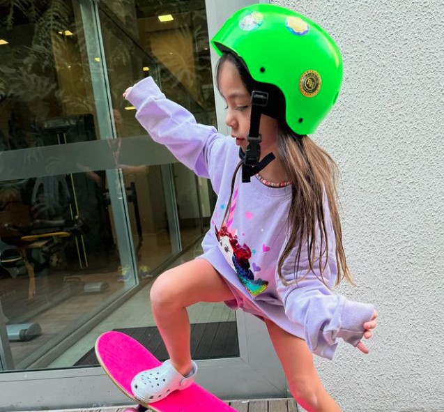 Sabrina Sato mostra manobra de Zoe, de 5 anos, no skate