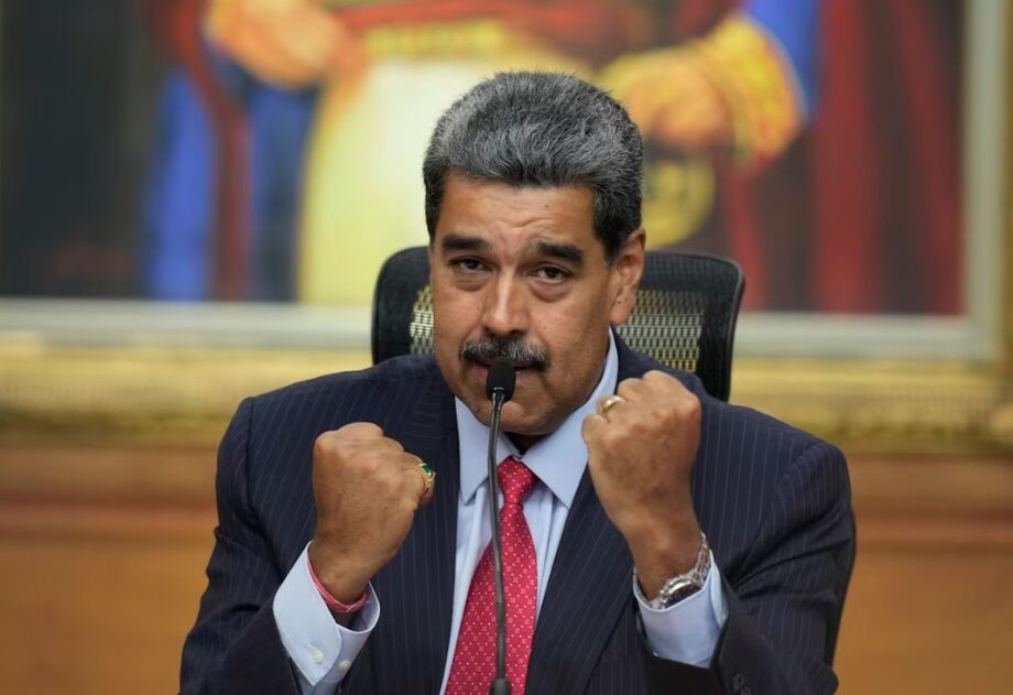 O ditador venezuelano Nicolás Maduro gesticula durante conferência no Palácio Miraflores, em Caracas, na Venezuela