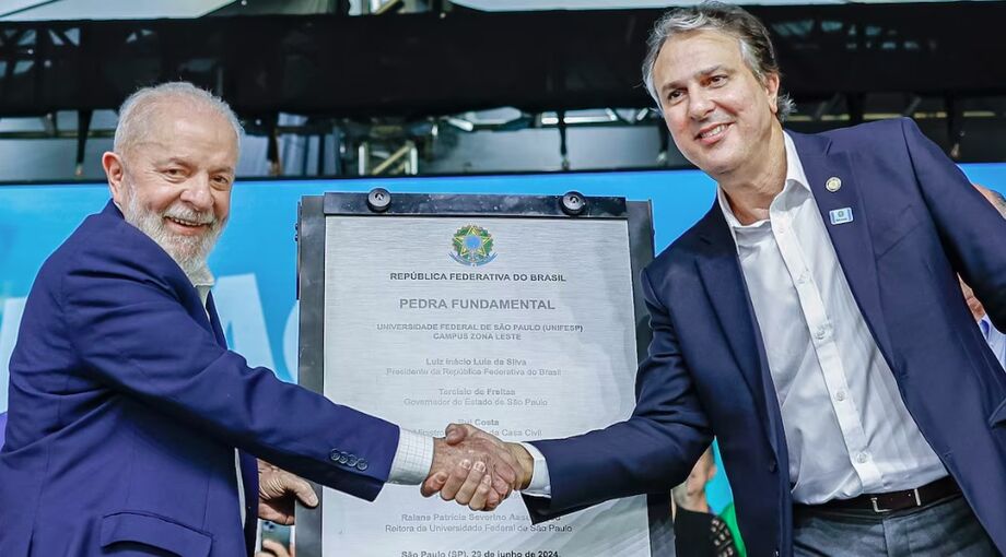 O ministro da Educação, Camilo Santana, anunciou, ao lado de do presidente Lula, ampliação do programa Pé-de-Meia
