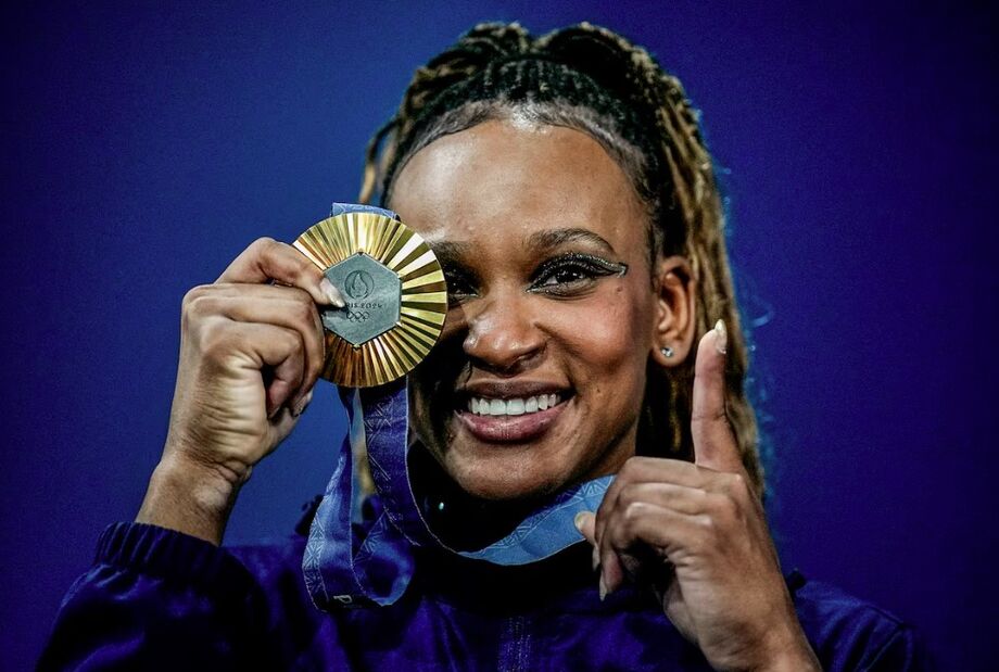 A ginasta brasileira Rebeca Andrade conquista a medalha de ouro na final do solo
