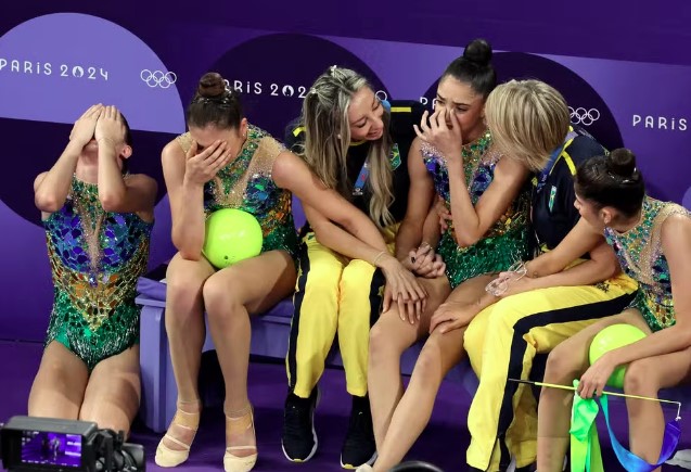 Conjunto do Brasil na ginástica rítmica se desespera após apresentação nos Jogos de Paris em 2024