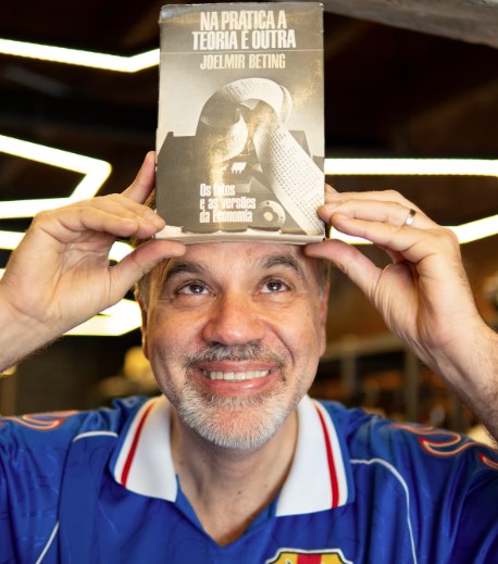Mauro Beting com o livro do pai, Joelmir Beting