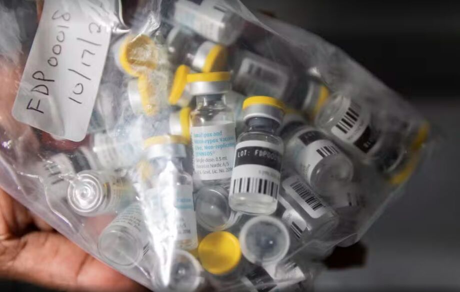 Frascos de doses da vacina Jynneos contra a mpox são dispostos em uma geladeira de um centro de vacinação de Nova York.