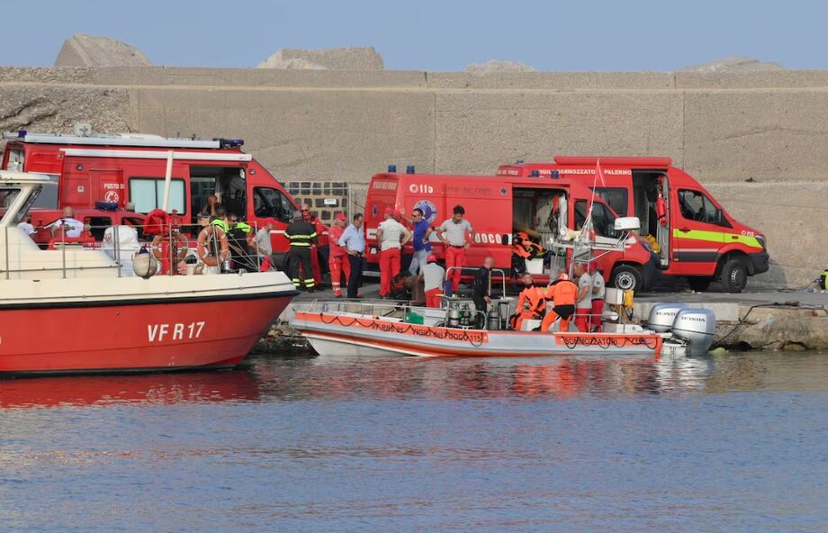 Bombeiros mergulhadores italianos se preparam para navegar em direção à área onde o iate de bandeira britânica Bayesian, atingido por uma violenta tempestade repentina, afundou na madrugada de segunda-feira, 19 de agosto de 2024