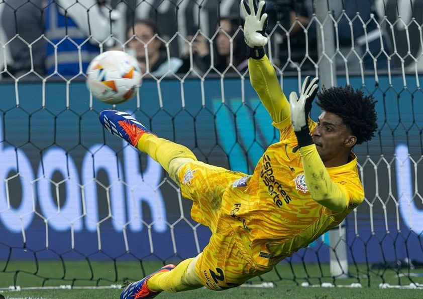 Hugo defendeu três pênaltis seguidos para colocar o Corinthians na próxima fase da competição