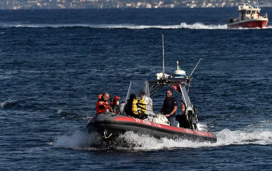 Equipe de resgate em meio à busca pelos desaparecidos no naufrágio do iate de luxo na Itália