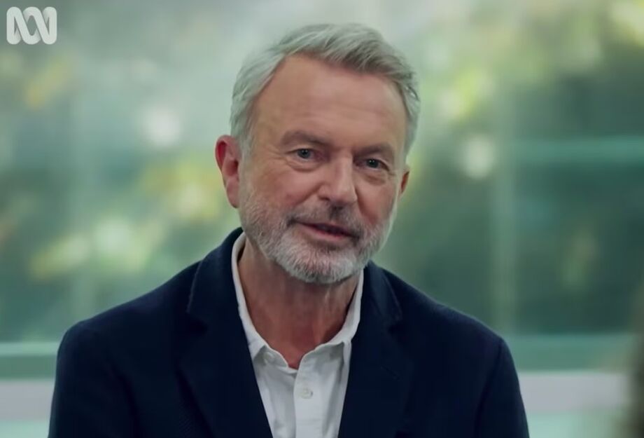 Sam Neill se emociona em entrevista no programa 'The Assembly'