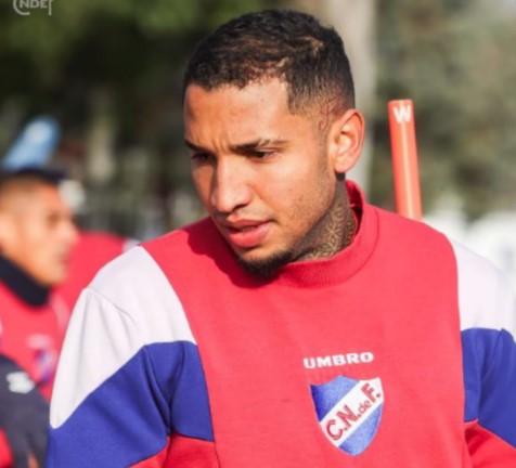 O jogador Juan Izquierdo passou mal durante o jogo entre Nacional e São Paulo, válido pela Libertadores, e teve de ser socorrido por uma ambulância