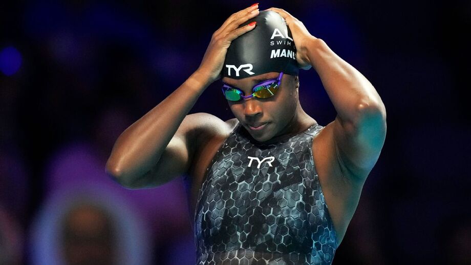 Primeira mulher negra a conquistar ouro olímpico individual na natação, Simone Manuel não avança em Paris.