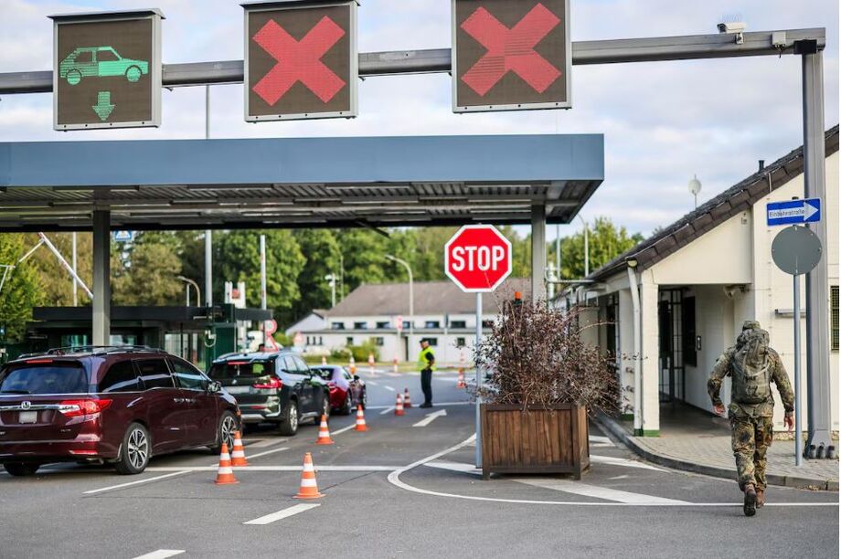 Soldados verificam a entrada da base aérea da Otan em Geilenkirchen, na Alemanha, nesta sexta-feira, 23