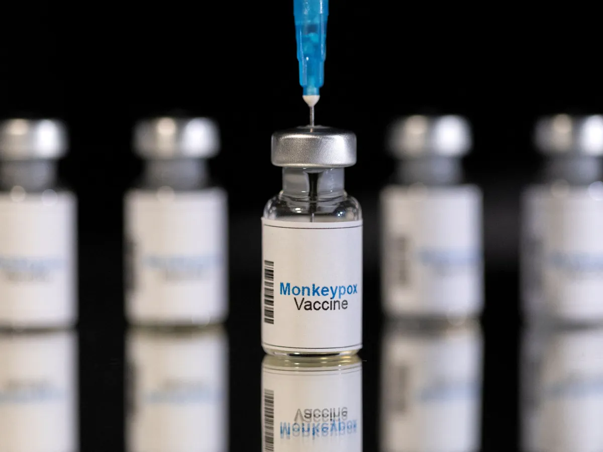 Saúde negocia compra de 25 mil doses de vacina contra mpox