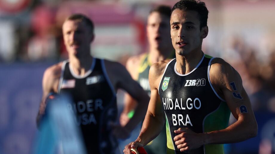 Brasileiros terminam na 8ª colocação no revezamento misto do triatlo nos Jogos de Paris