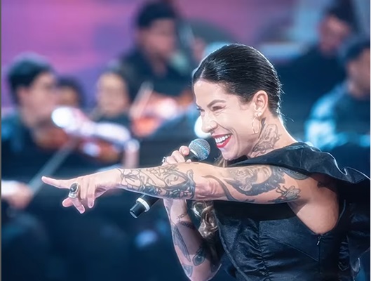 Filha de Raul Seixas canta música do pai no 'Altas Horas'