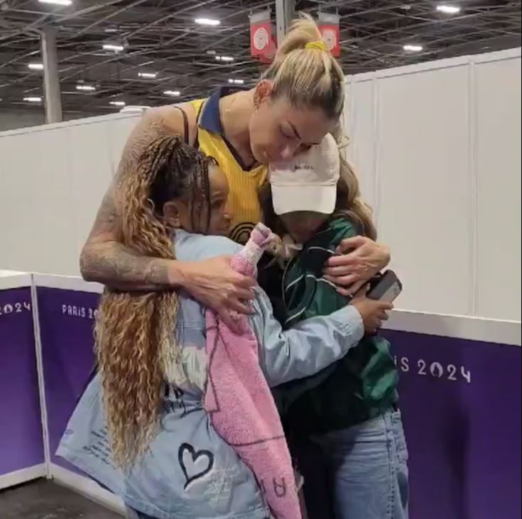 Ginasta Rebeca Andrade e skatista Rayssa leal consolam Thaisa após eliminação do Brasil no vôlei.