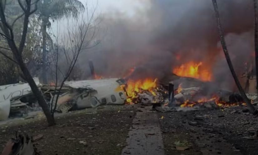 Avião com 58 passageiros cai em bairro residencial de Vinhedo (SP). Ainda não há informações sobre vítimas. Equipes de resgate estão no local.