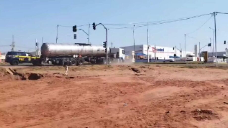Caminhoneiro bêbado tenta fugir da polícia em Ribas do Rio Pardo e é preso. Agentes precisaram atirar nos pneus para parar o caminhão
