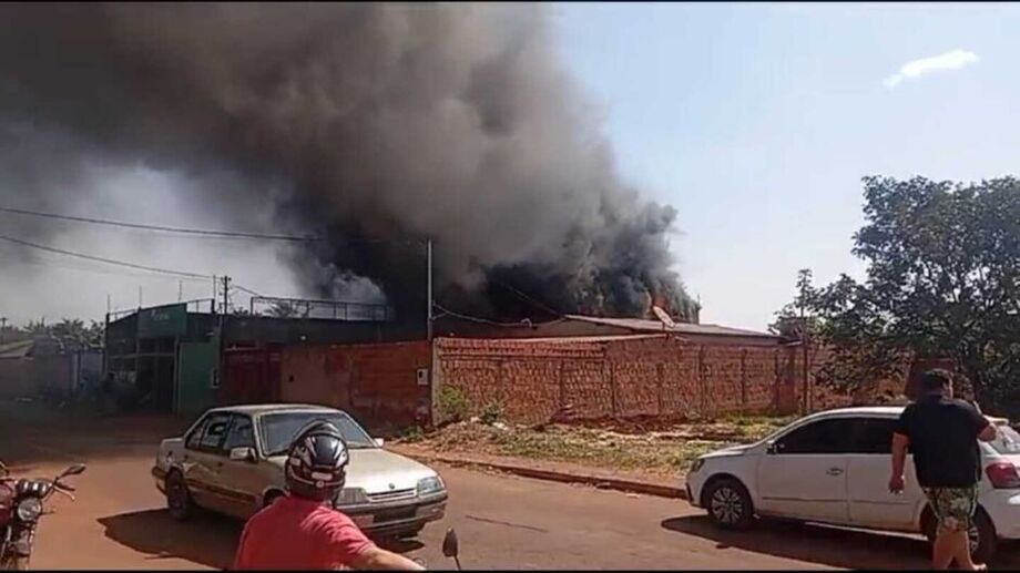 Incêndio destrói galpão de fábrica de cadeiras em Campo Grande e gera prejuízo de R$ 200 mil