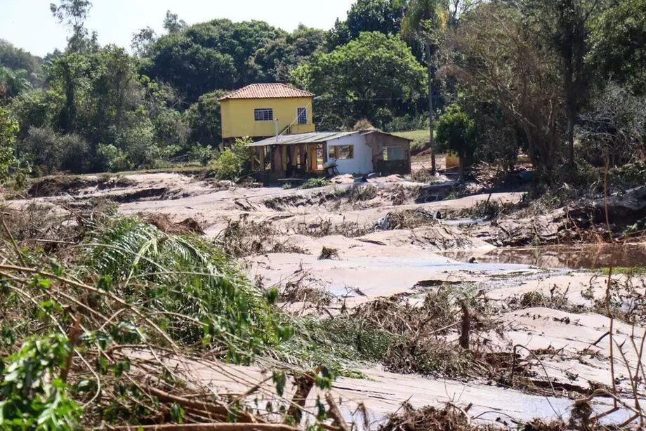 Família teve casa destruída pelo rompimento da barragem e pede ajuda