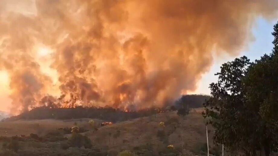 Um incêndio de grandes proporções devastou áreas de vegetação em propriedades rurais na região de Cachoeirinha, entre os municípios de Camapuã e São Gabriel do Oeste