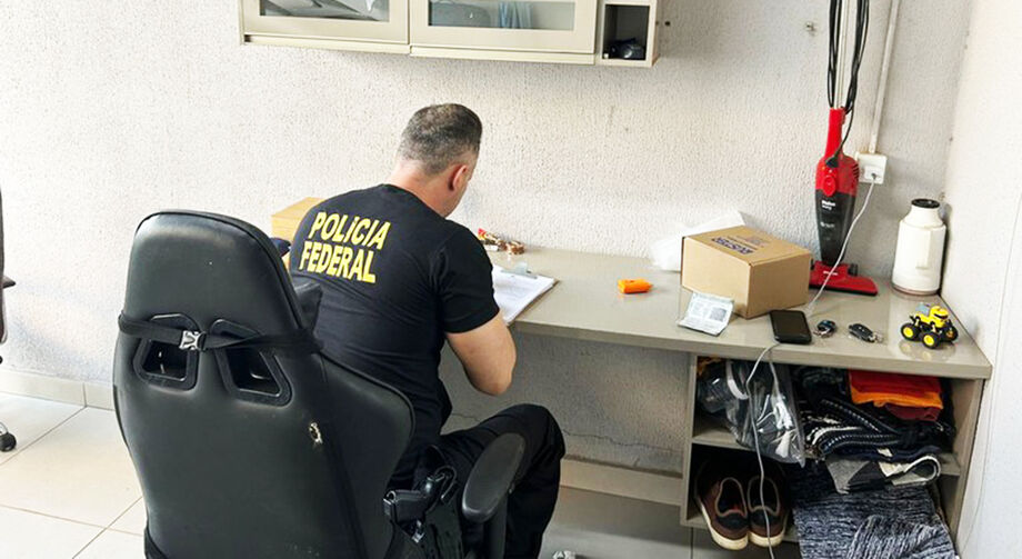 Polícia Federal cumpre mandado de busca e apreensão em Corumbá como parte da Operação Nicolau, visando combater o abuso sexual infantojuvenil na internet.