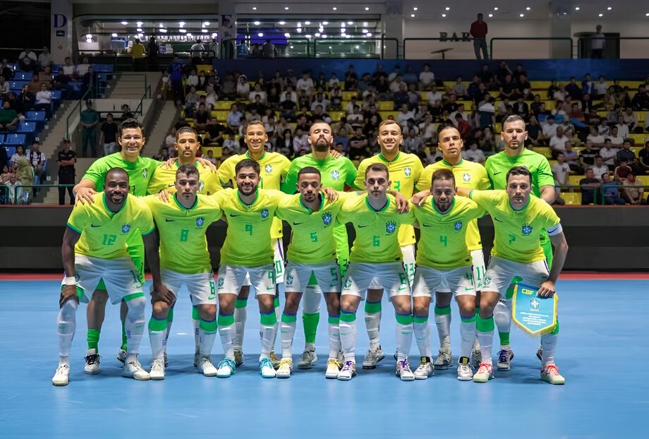 Seleção brasileira desembarca em Bukhara para estreia na Copa do Mundo de futsal do Usbequistão