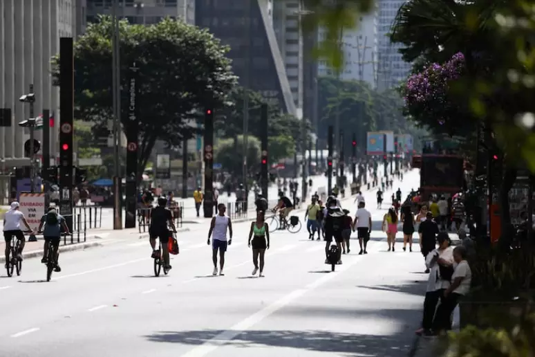 Pessoas caminhando pela Avenida Paulista durante forte dia de calor