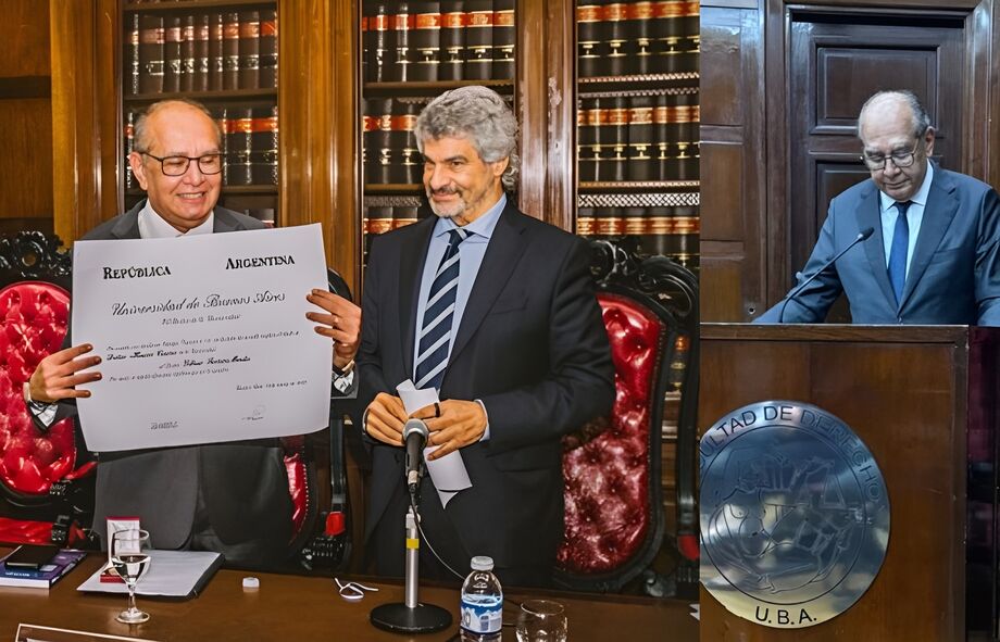 O ministro Gilmar Mendes exibe o diploma de Doutor Honoris Causa, ao lado do decano da UBA, Leandro Vergara, em uma cerimônia olene na Faculdade de Direito.