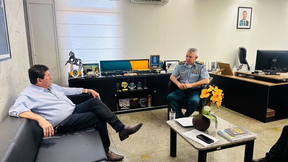 O prefeito de Inocência, Toninho da Cofap, em reunião com o Comandante-Geral da Polícia Militar de Mato Grosso do Sul, coronel Renato Garnes, para discutir o aumento do efetivo policial e melhorias na segurança pública do município.
