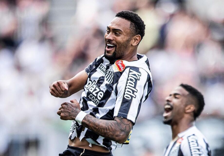 Santos encerra má fase com vitória magra sobre o Brusque e dorme na liderança da Série B