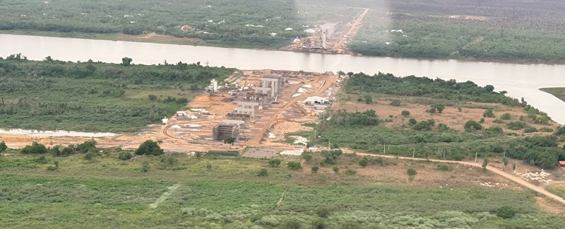 Obras da Ponte Bioceânica em andamento sobre o Rio Paraguai, conectando Porto Murtinho (MS) ao Paraguai.
