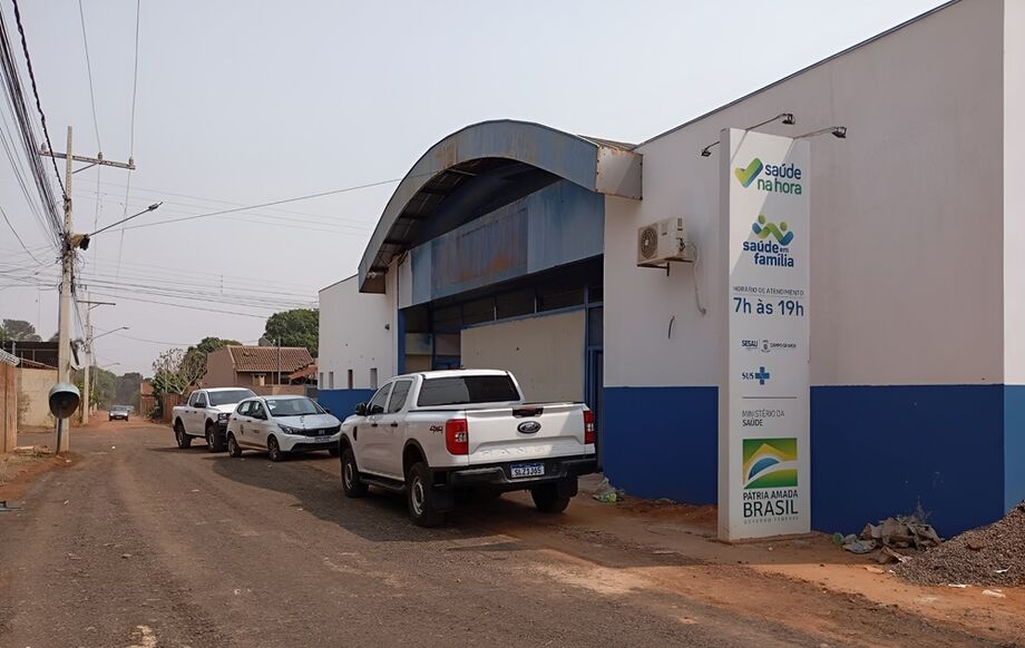 A fachada da UBSF Sebastião Luiz Nogueira, no Jardim Los Angeles, exibe o andamento das reformas, agora sob a gestão direta da Prefeitura de Campo Grande.