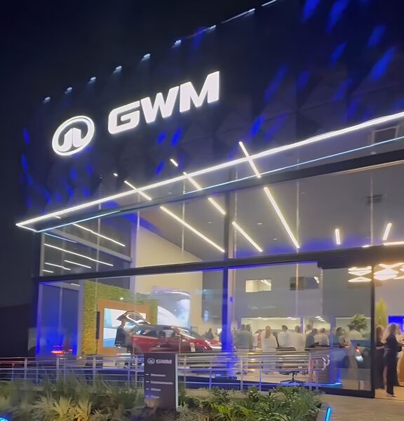 A fachada de vidro da nova concessionária GWM em Campo Grande oferece uma prévia do futuro da mobilidade elétrica no Brasil.