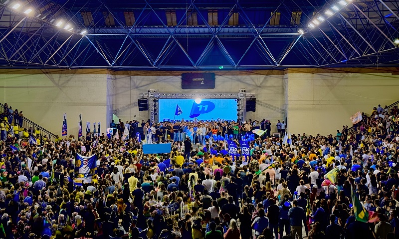Mais de 8 mil pessoas em verde e amarelo se reuniram para apoiar a prefeita que promete continuar no caminho do progresso.