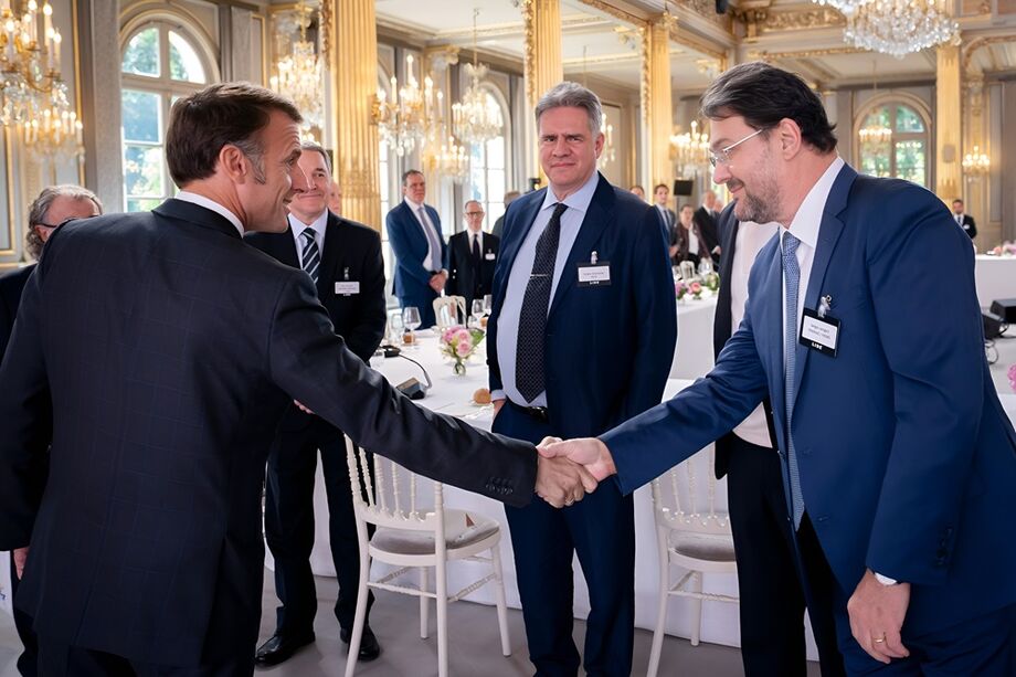 Sérgio Longen, presidente da Fiems, cumprimenta o presidente da França, Emmanuel Macron, durante reunião oficial da missão LIDE Brasil-França, em Paris, que buscou estreitar laços comerciais entre os países.