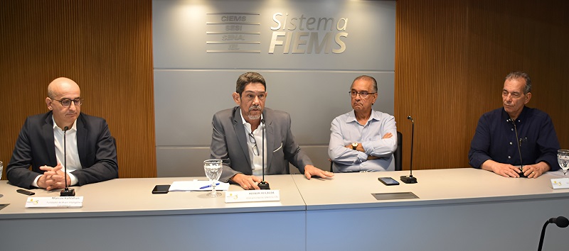 Kleber Recalde, vice-presidente do SindusconMS, fala durante a mesa de apresentação do Censo Imobiliário de Campo Grande, ao lado de representantes do setor da construção civil, na sede da Fiems.