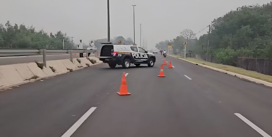 Equipe da Polícia Civil isola a área após acidente fatal envolvendo motociclista na avenida Duque de Caxias, em Campo Grande