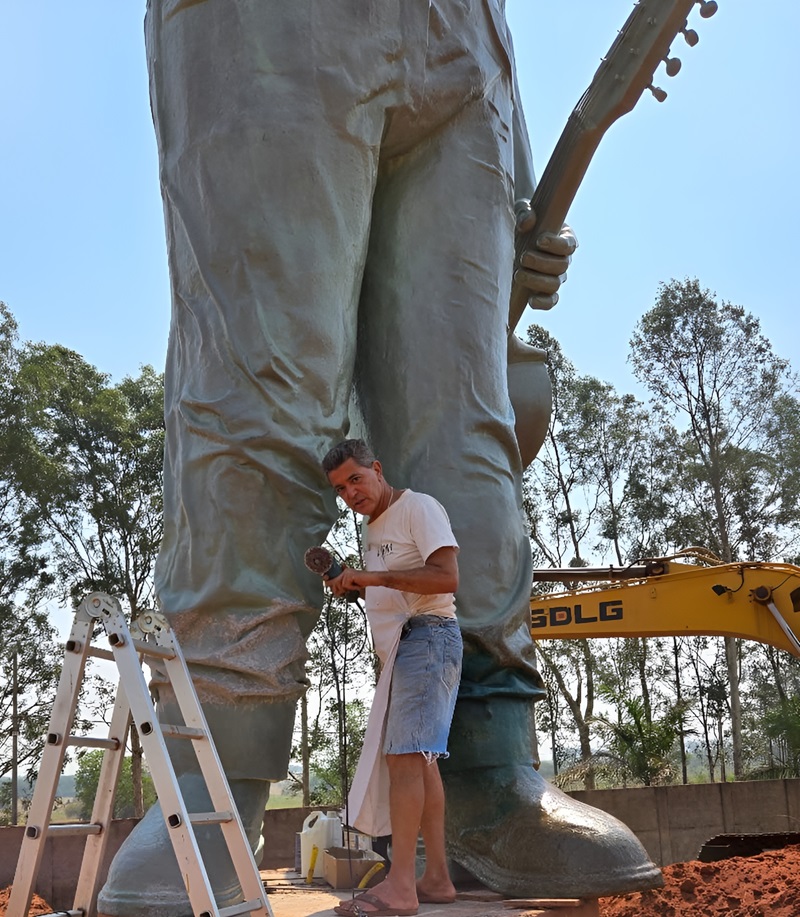 Esculpida por Juvenal Irene, a obra será parte de uma praça no Clube de Laço Comprido, onde se espera que vire um ponto turístico para os fãs do violeiro.