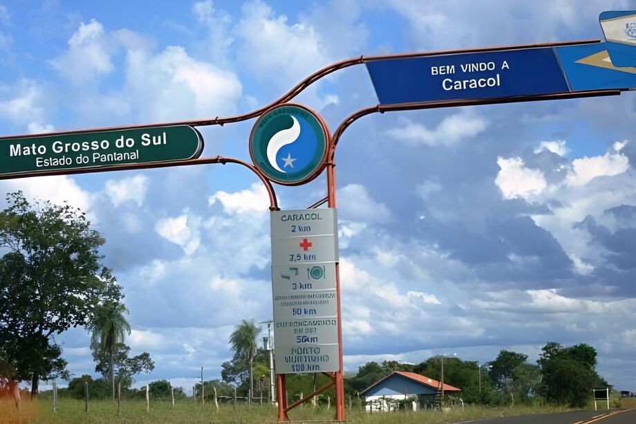 Entrada do município de Caracol, uma das regiões mais afastadas de Mato Grosso do Sul, onde moradores enfrentam dificuldades com o sinal de telefonia móvel