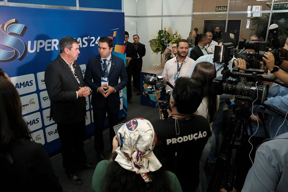 O governador de Mato Grosso do Sul, Eduardo Riedel, e o presidente da AMAS, Denyson Prado, concedem entrevista à imprensa, destacando os resultados positivos da SuperAMAS'24 e os planos ambiciosos para a edição de 2025.