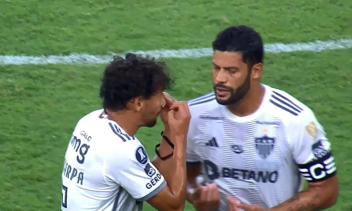 Hulk e Scarpa discutem na saída do campo após o fim do primeiro tempo contra o Flu
